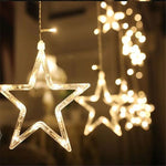 Guirlande rideau lumineuse 138 LED suspendue dans un salon