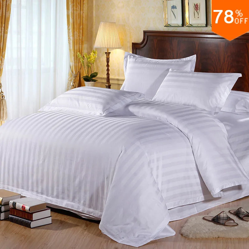 Housse de couette en coton blanc rayé sur un lit