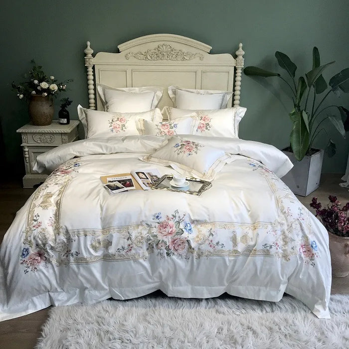 Parure de lit 7 pièces en coton égyptien brodé blanc sur lit super king