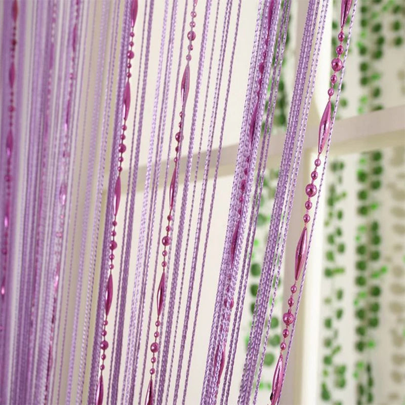 Détail des perles de fil sur le rideau en polyester