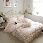 Parure de lit rose en coton avec volants dentelle sur lit