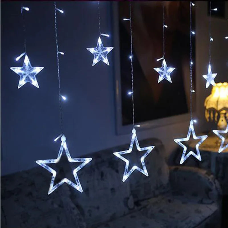 Détail des étoiles lumineuses de la guirlande rideau