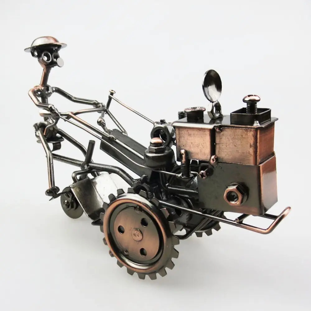 Tracteur vintage en fer forgé vu de profil - Objet artisanal rétro