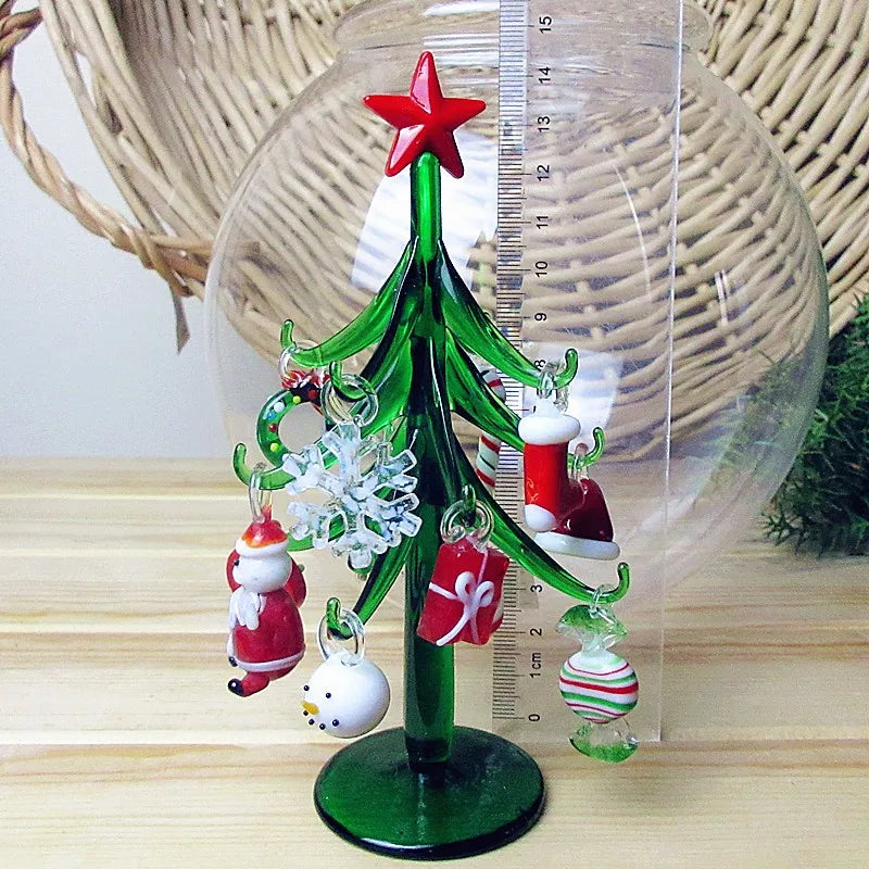 Figurine d'arbre de Noël en verre dans un décor de table de fêtes