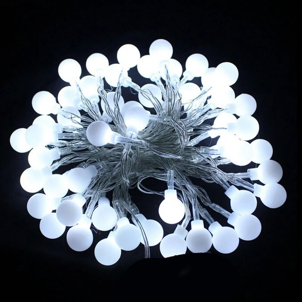 Guirlande lumineuse globe décorée sur un mur extérieur