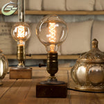 Lampe de bureau vintage éclairée avec ampoule Edison dans un intérieur loft