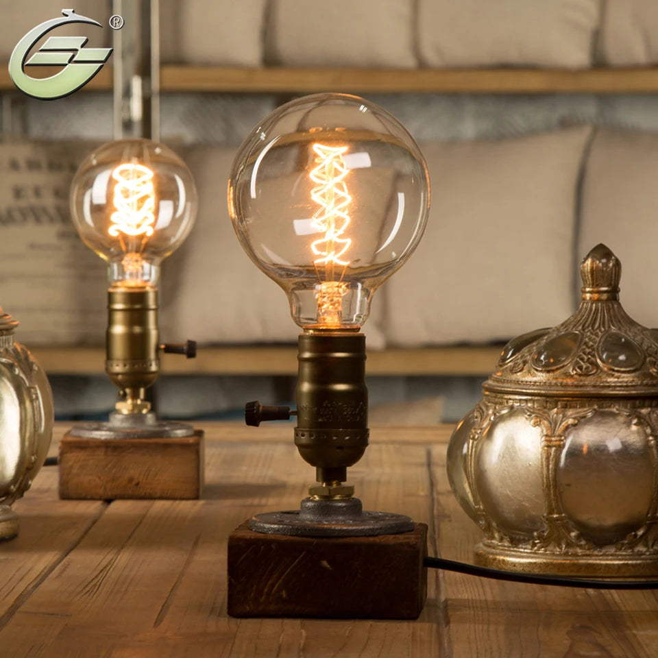 Lampe de bureau vintage éclairée avec ampoule Edison dans un intérieur loft