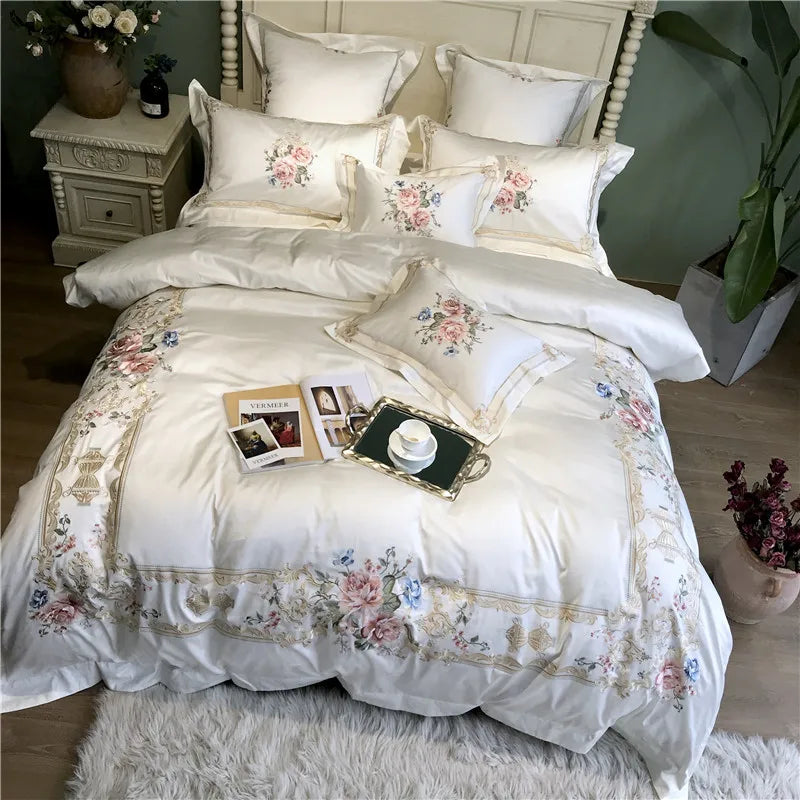 Détail des broderies florales sur la housse de couette blanche