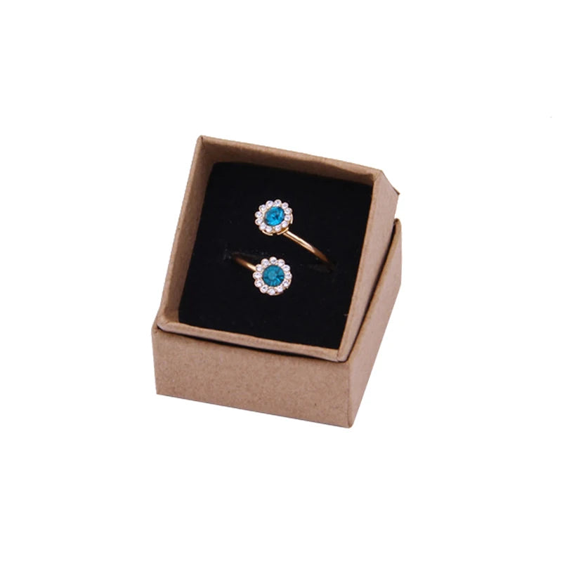 Boîte à bijoux avec boucles d'oreilles rangées à l'intérieur