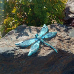 Décoration libellule accrochée sur terrasse
