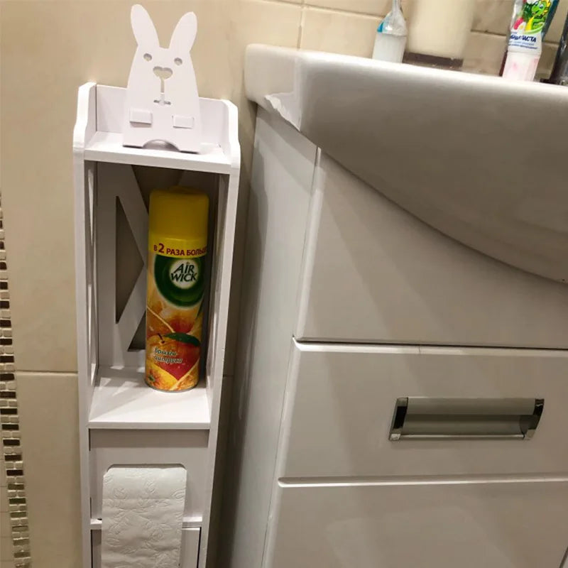 Étagère assemblée dans une salle de bain avec lavabo et miroir