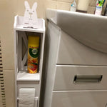 Étagère assemblée dans une salle de bain avec lavabo et miroir