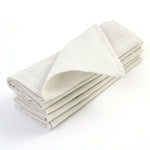 Serviettes blanches pliées en coton souple et absorbant, prêtes à être utilisées.
