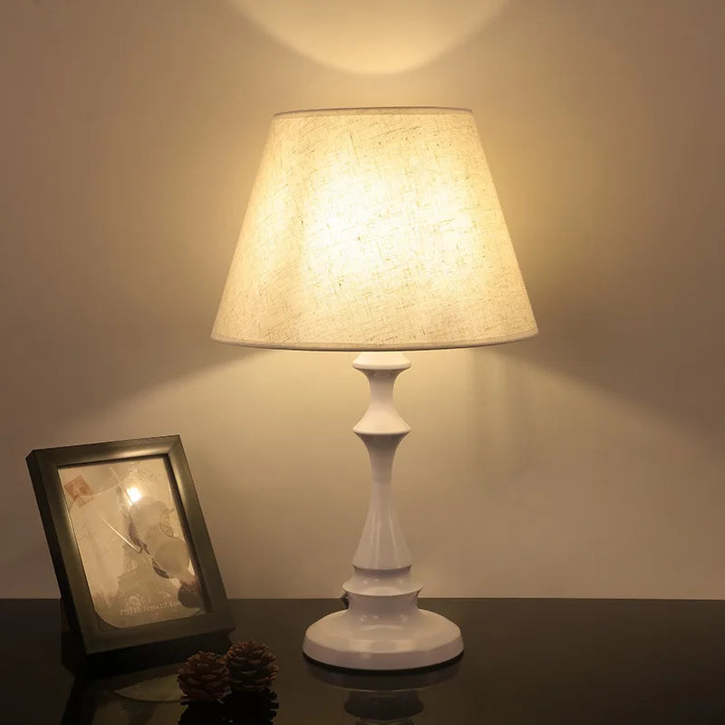 Détail de l'abat-jour en lin de la lampe de chevet
