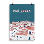 Une affiche représentant la ville de Peniscola en Espagne, avec ses maisons aux toits rouges et aux murs blancs sous un ciel bleu.