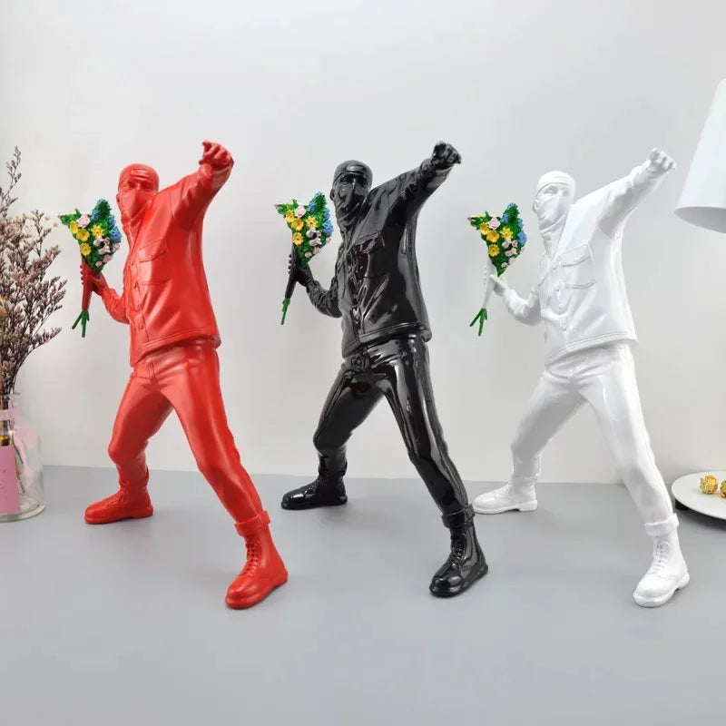 Figurine Banksy Flower Bomber rouge de profil