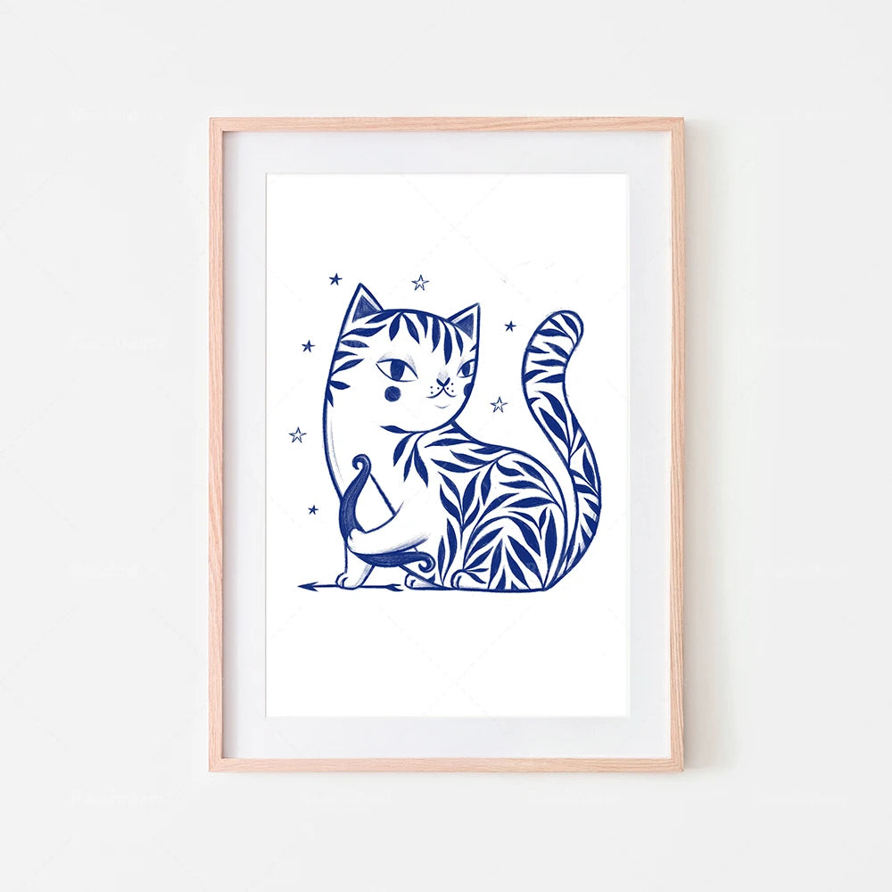 Une illustration de chat stylisée, avec des motifs floraux bleus et des étoiles, dans un cadre en bois clair.