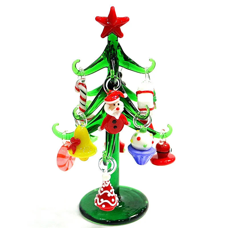 Sapin de Noël en verre rouge dans un intérieur décoré pour les fêtes