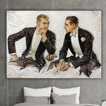 Deux hommes en tenues de soirée, l'un en costume et nœud papillon, l'autre en veste de cuir, se regardent pensifs dans une scène élégante et sophistiquée.