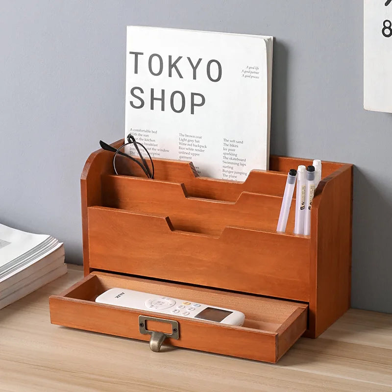 Boîte de rangement bureau en bois placée sur un bureau avec stylos et documents