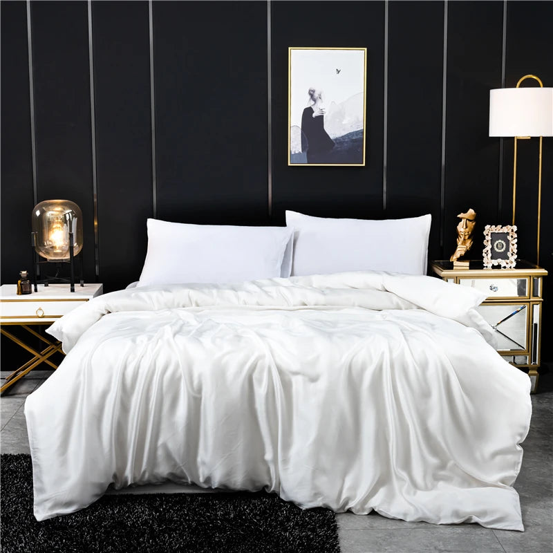 Housse de couette soie blanche dans chambre moderne