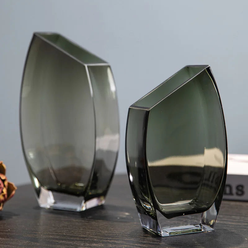 Vase carré oblique en verre dans un intérieur moderne