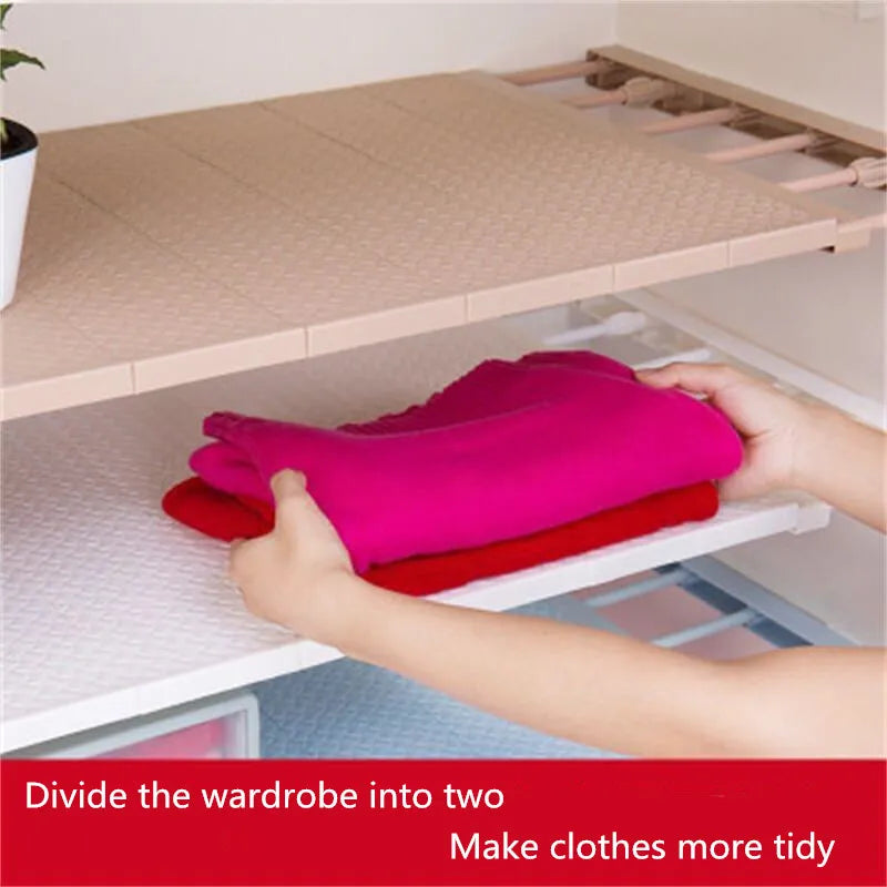 Étagère murale pliable installée dans une armoire avec rangement de vêtements