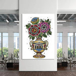 Un vase décoré de fleurs colorées et de motifs ornementaux rappelle l'art populaire traditionnel.