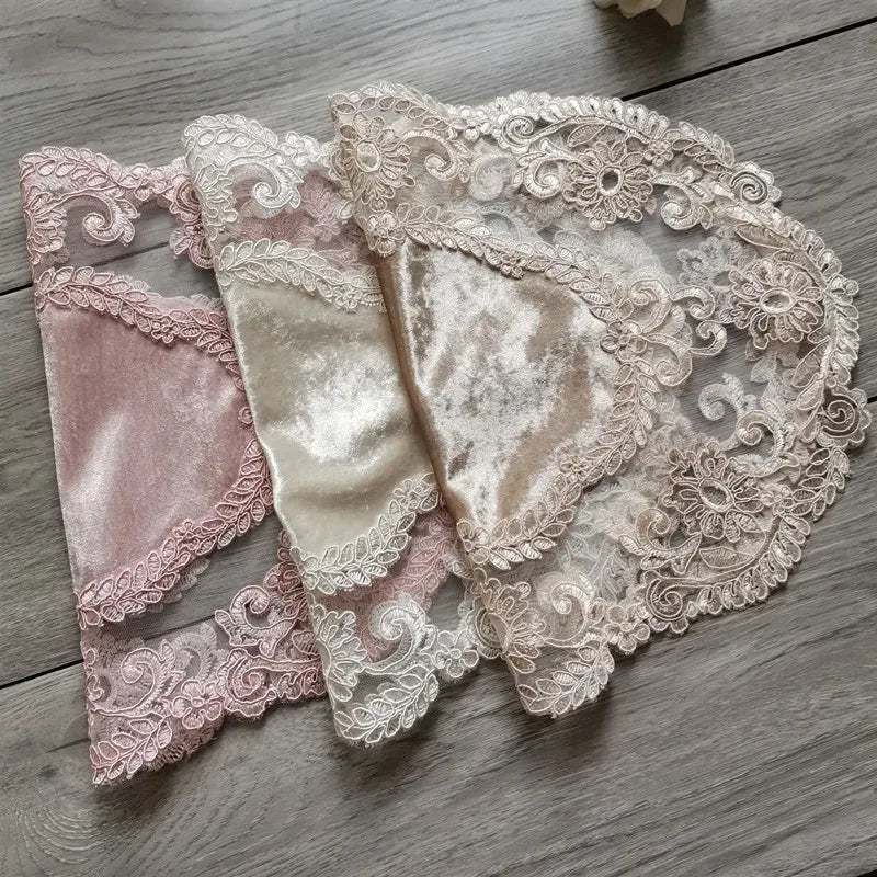 Détail broderie napperon velours de luxe