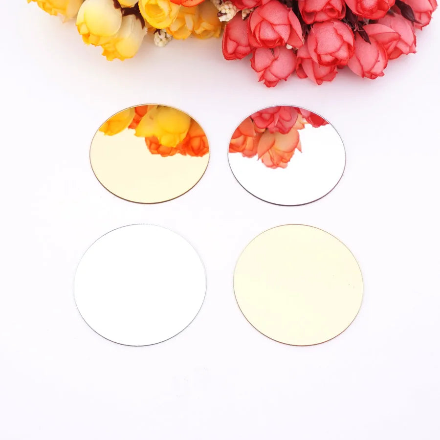 Autocollants miroir argent disposés en motif décoratif sur un mur blanc