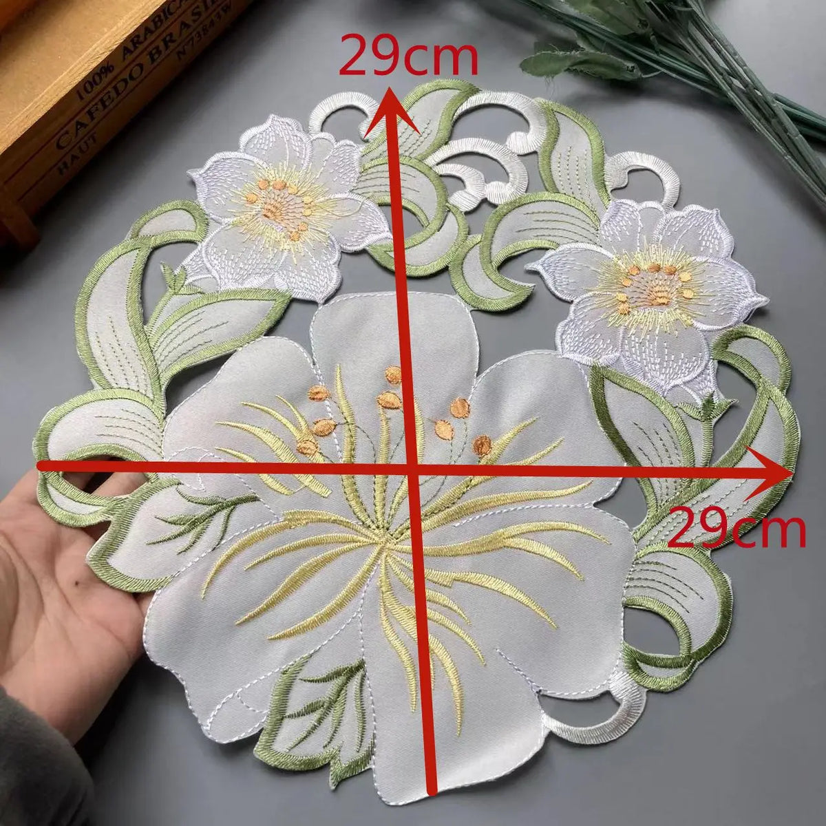 Napperon brodé coton polyester vue détail perles