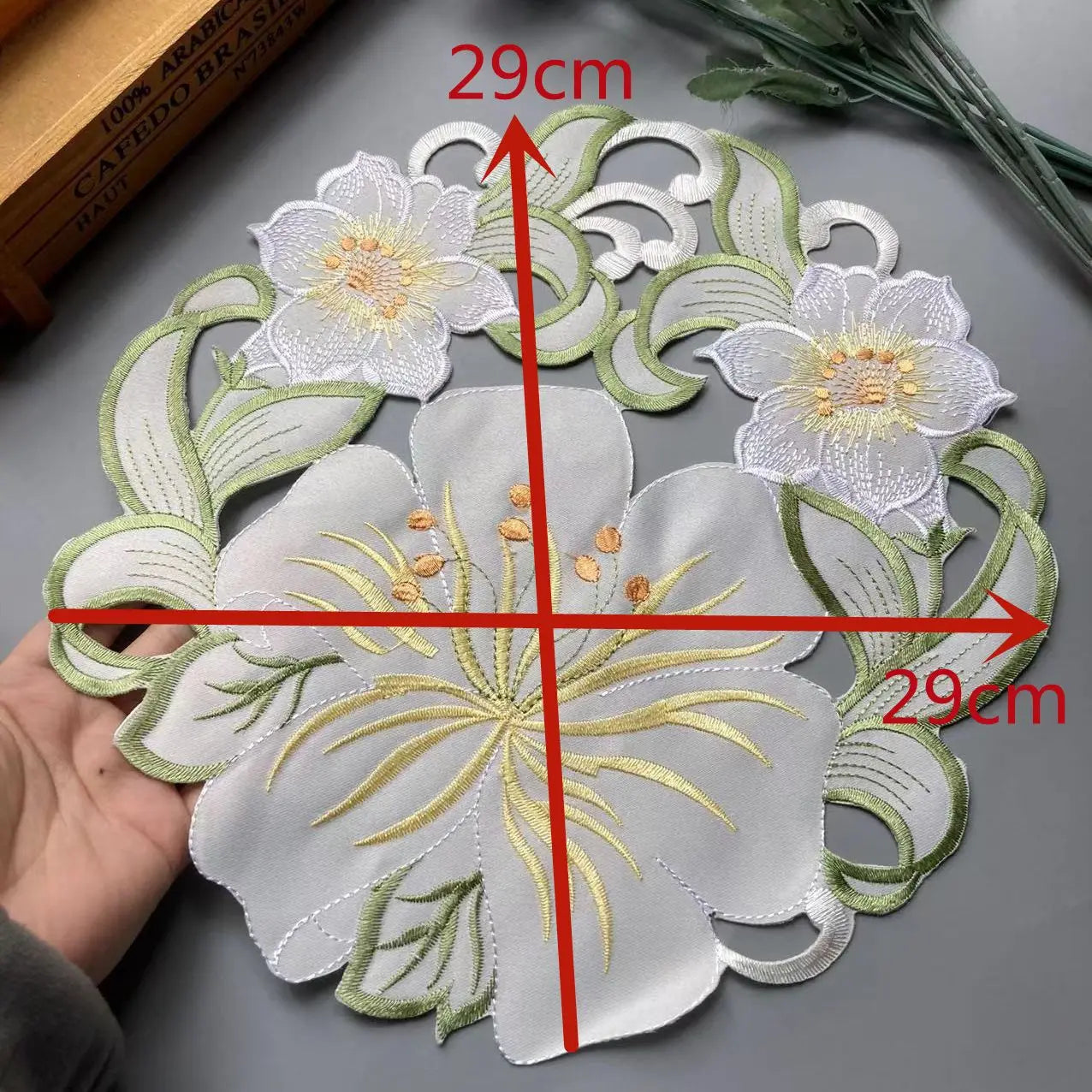 Napperon brodé coton polyester vue détail perles