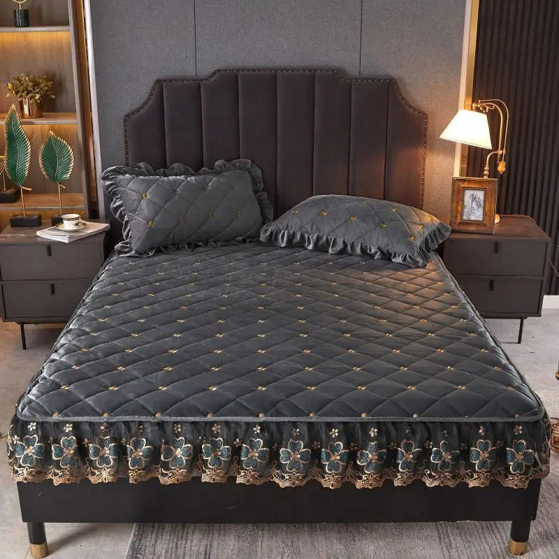 Couvre-lit matelassé velours cristal brodé gris clair