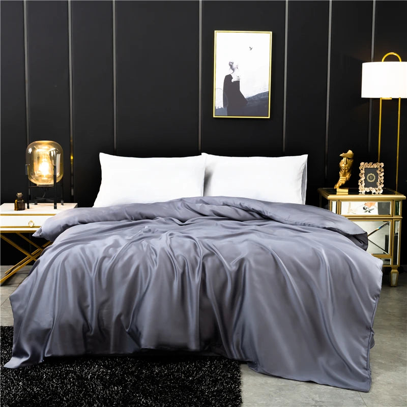 Housse de couette 140x200 en soie naturelle couleur blanche sur un lit