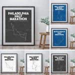 Cette image présente plusieurs affiches de marathon, y compris le Philadelphia Half Marathon, le Walt Disney World Marathon et le Myrtle Beach Half Marathon. Les affiches affichent des tracés de parcours stylisés en noir et blanc ou en bleu et blanc, avec des informations sur les événements.