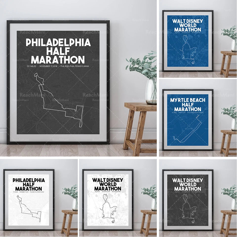 Cette image présente plusieurs affiches de marathon, y compris le Philadelphia Half Marathon, le Walt Disney World Marathon et le Myrtle Beach Half Marathon. Les affiches affichent des tracés de parcours stylisés en noir et blanc ou en bleu et blanc, avec des informations sur les événements.