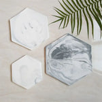 Plateau bleu hexagonal comme élément décoratif moderne