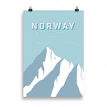 Affiche illustrant le texte "NORWAY" sur un fond bleu clair avec une silhouette de montagnes enneigées.