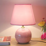 Lampe de chevet en céramique rose nordique sur table de nuit