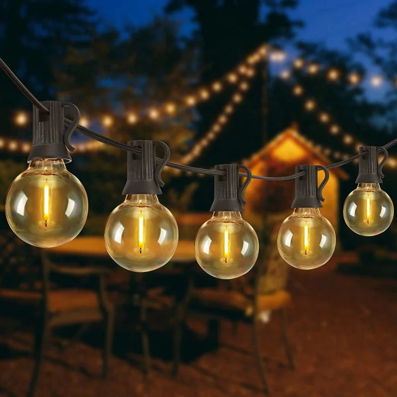 Guirlande lumineuse solaire enroulée autour d'un parasol de jardin
