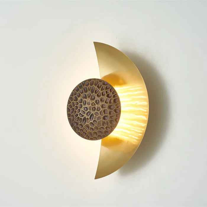 Applique murale demi-lune dorée Helix design