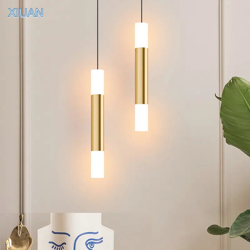 Vue de côté de la lampe suspendue montrant sa structure métallique