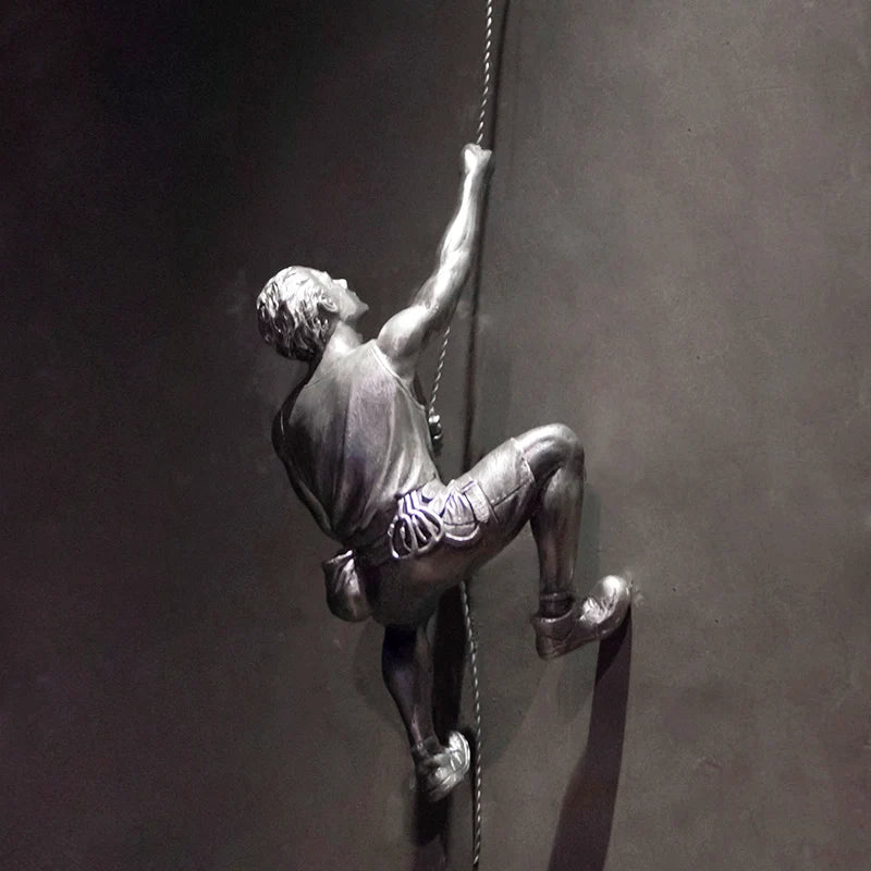 Installation murale de la sculpture homme d'escalade dans un salon
