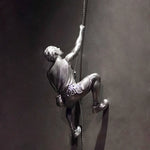 Installation murale de la sculpture homme d'escalade dans un salon