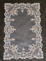 Napperon rectangulaire dentelle européenne dans une chambre décorée