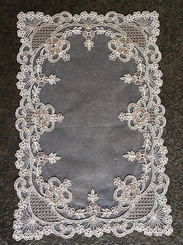 Napperon rectangulaire dentelle européenne dans une chambre décorée