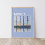 L'image représente une toile de Monet intitulée "Les Quatre Arbres", exposée au Metropolitan Museum of Art. Le tableau montre quatre arbres élancés se reflétant dans l'eau, avec un ciel clair en arrière-plan.