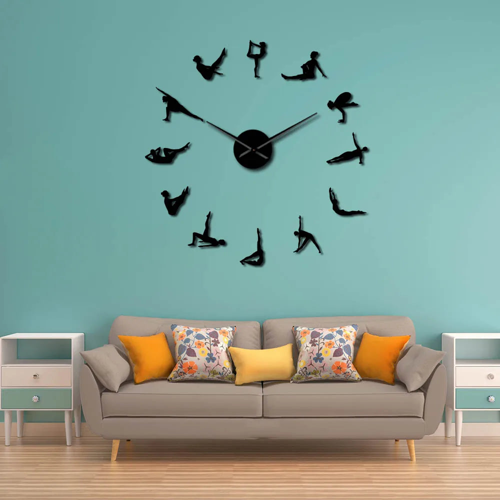 Horloge murale géante or DIY accrochée au mur d'une chambre élégante