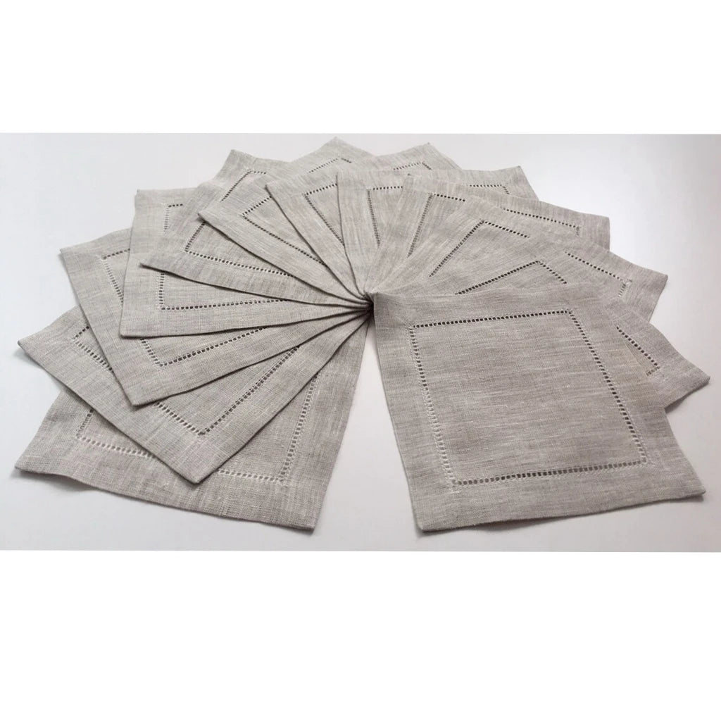 Serviettes de table en lin gris foncé décorées de motifs géométriques délicats, parfaites pour une table élégante.