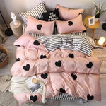 Parure de lit rose imprimée Super King 4 pièces sur un lit